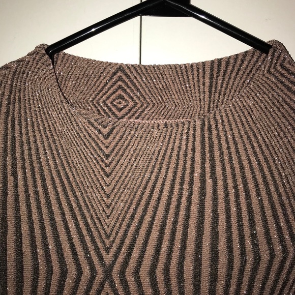 Curve hugging crew neck dress - Picture 2 of 3